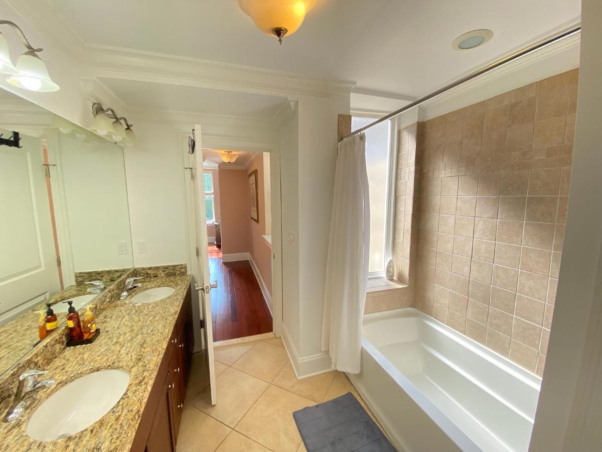 Classy Victorian Brownstone Subway Shopping Washington Exterior photo